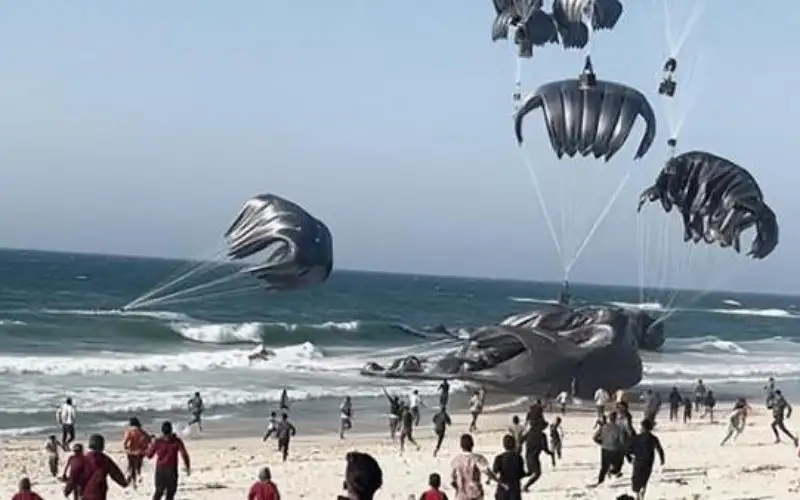 القوات المسلحة: ننزل المساعدات على شواطئ