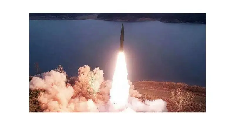 كوريا الشمالية تطلق وابلا من الصواريخ