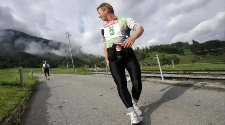 المشي إلى الخلف يحمي من السقوط