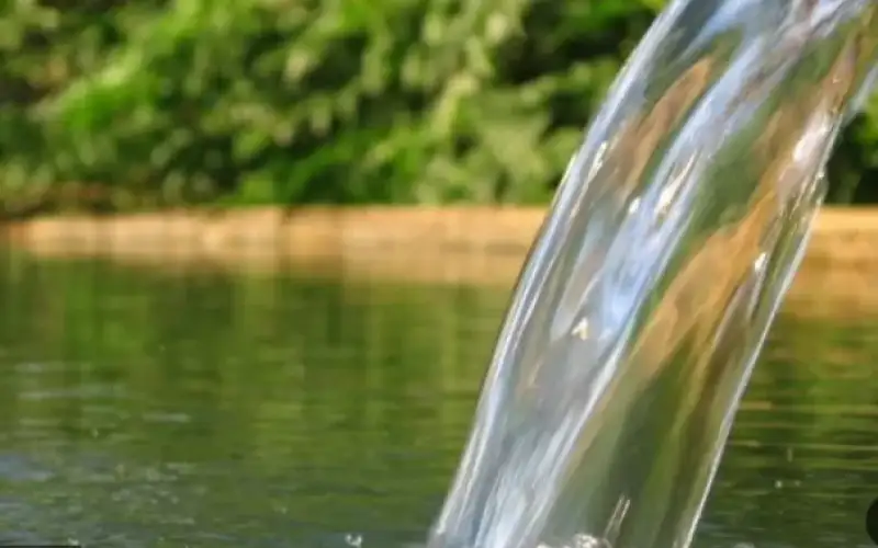 عطل يضرب خط مياه يغذي مدينة