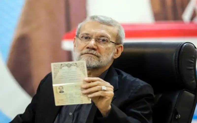 المعتدل علي لاريجاني يقدم ترشيحه للانتخابات