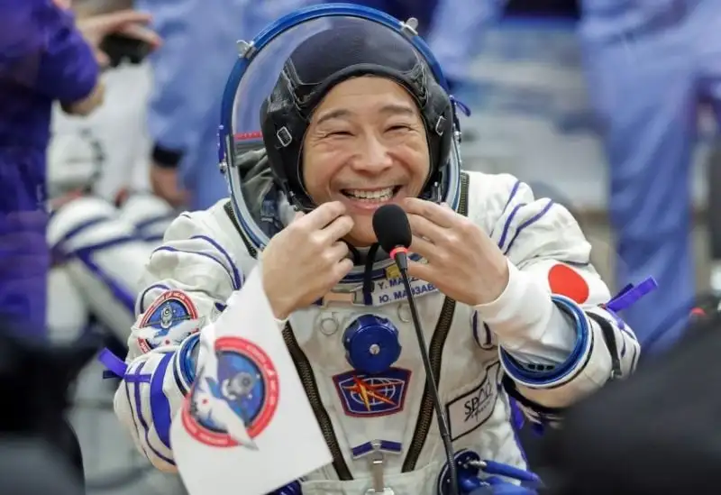 الملياردير الياباني مايزاوا يلغي رحلة دير