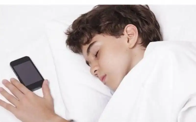 ماذا يحدث للدماغ عند وضع الموبايل