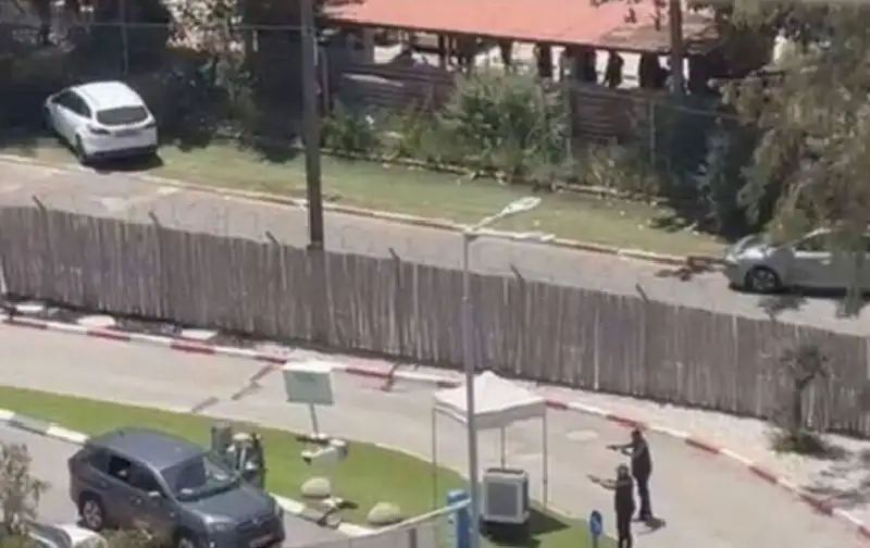 جندي يلقي قنبلة على مدخل مبنى