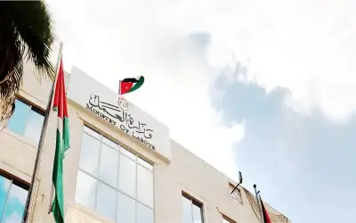 العمل تؤكد شمول القطاع الخاص بعطلة