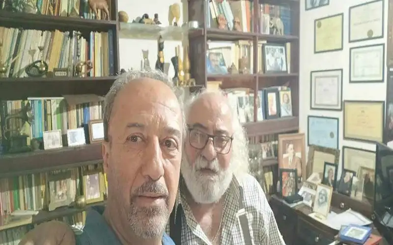 ابو فرحان الصحفي والكاتب والرسام يعكس