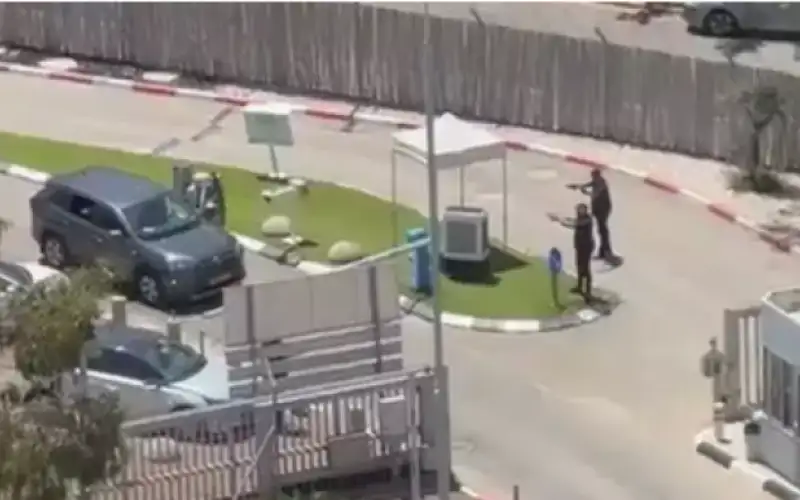 جندي يلقي قنبلة صوت على مقر