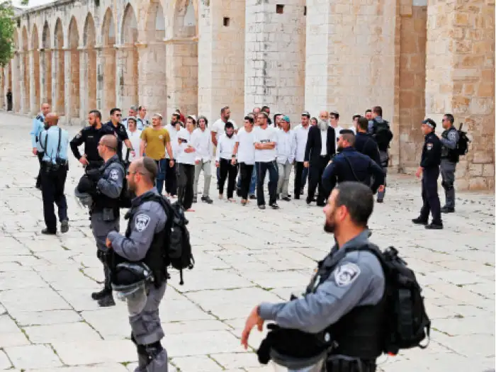 عشرات المستوطنين المتطرفين يقتحمون باحات الأقصى