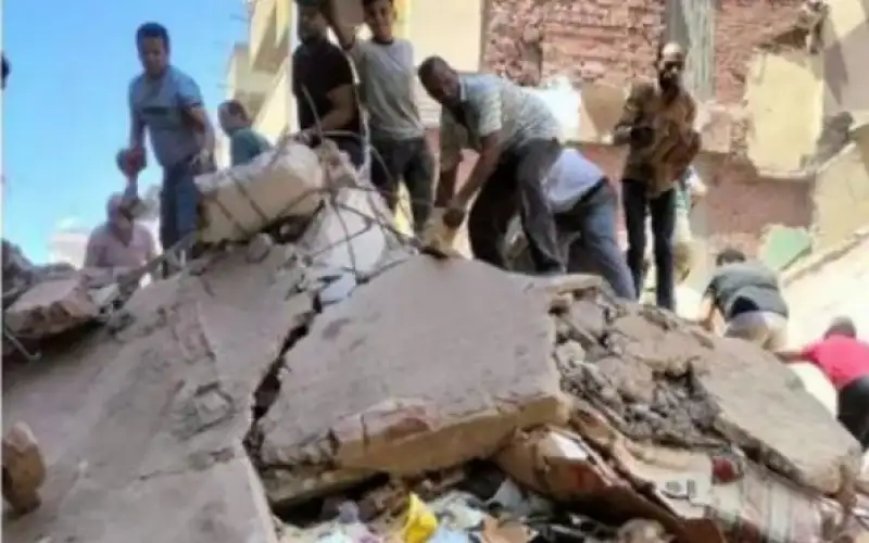 مصر .. انهيار مبنى سكني مأهول