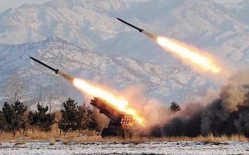 إطلاق 12 صاروخا من لبنان باتجاه