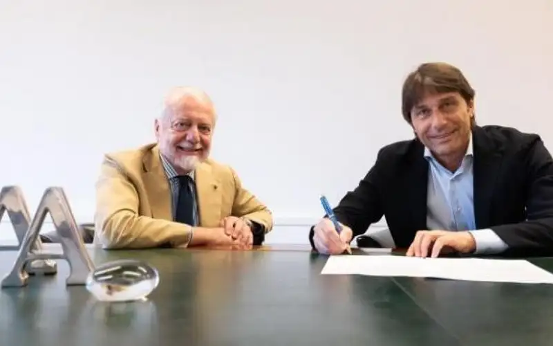 نابولي يعلن التعاقد مع كونتي