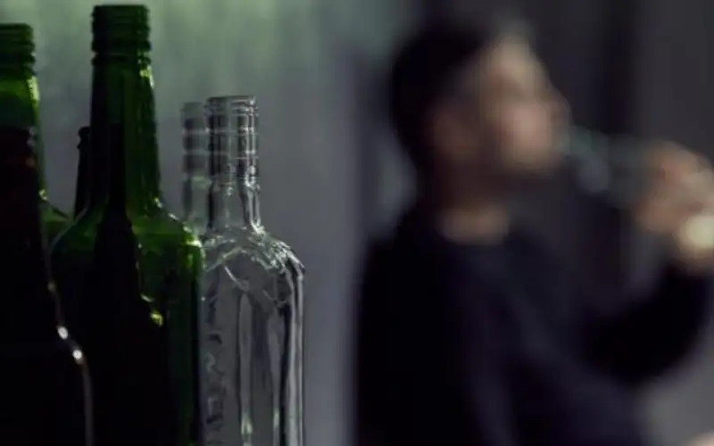 التسمم بالكحول الفاسد .. القصة الكاملة