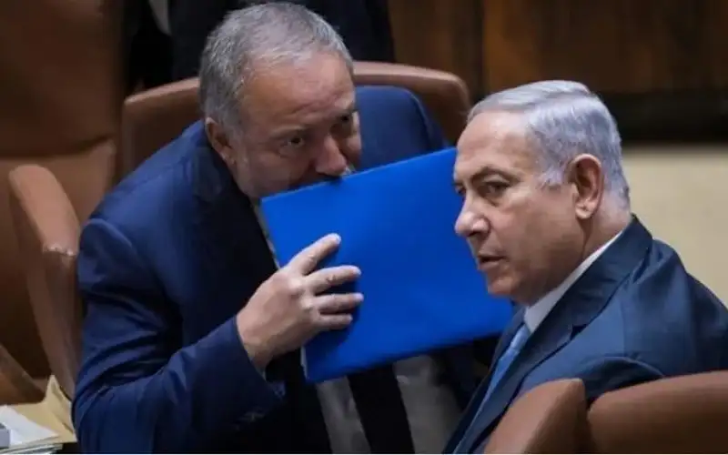 بيني غانتس يتجه للاستقالة .. وليبرمان: