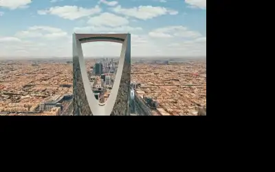 استدعاء شاعر سعودي شهير استخدم ألفاظا