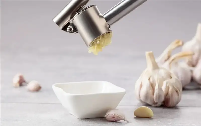 الثوم يضبط مستوى السكر والكوليسترول في