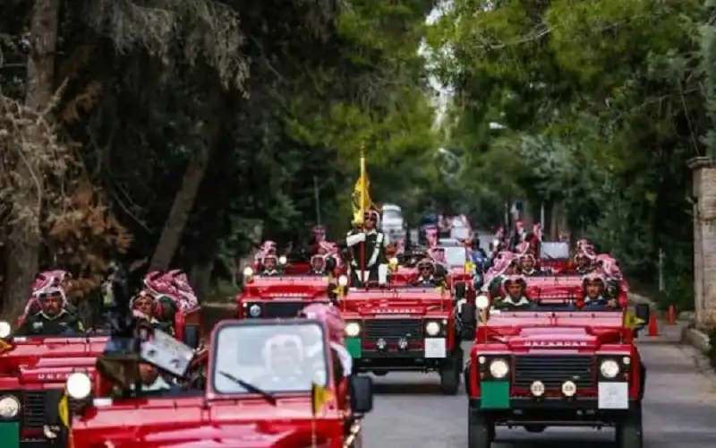 20 مركبة سترافق الملك متوسطا الموكب