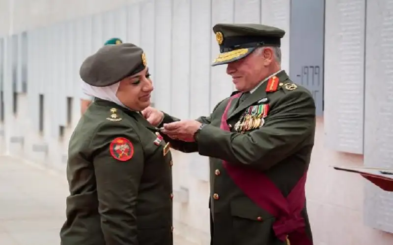 الملك يقلد مجموعة من الضباط وضباط