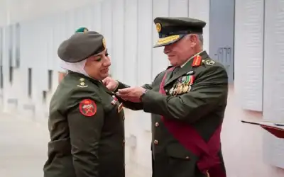 الملك يقلد مجموعة من الضباط وضباط