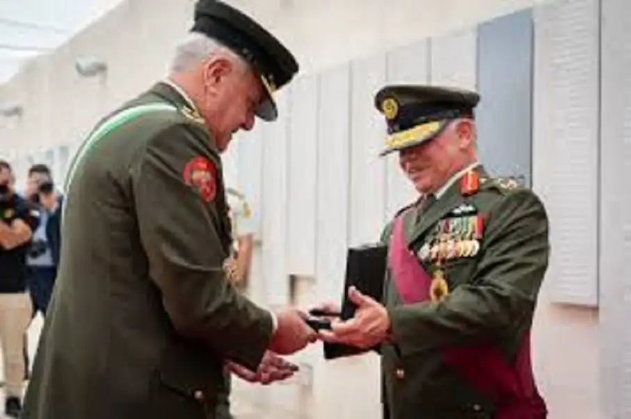 الملك يتسلم قلادة اليوبيل الفضـي من