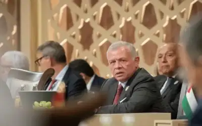 الملك يمنح وسام الاستقلال من الدرجة