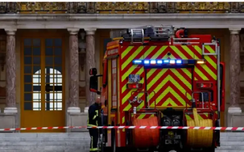 اندلاع حريق في قصر فرساي بفرنسا