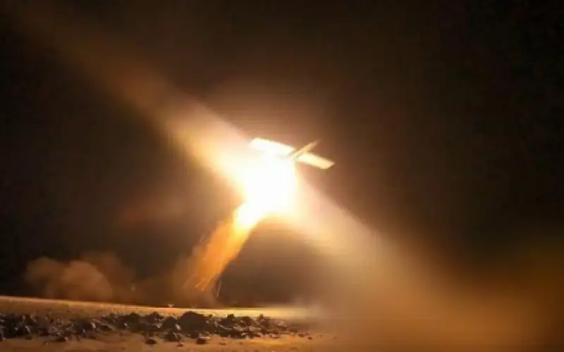 إصابة سفينة تجارية بهجوم في البحر