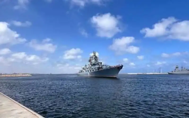 ماذا يعني وصول قطع حربية روسية