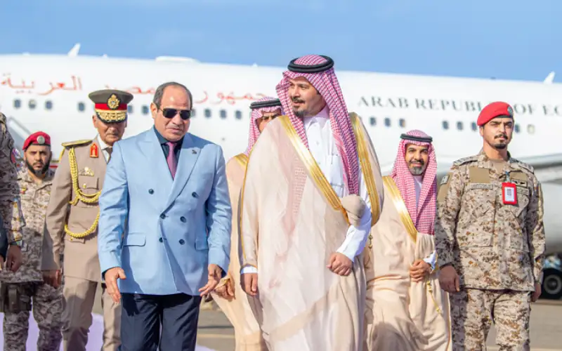 السيسي يصل إلى المدينة المنورة لأداء