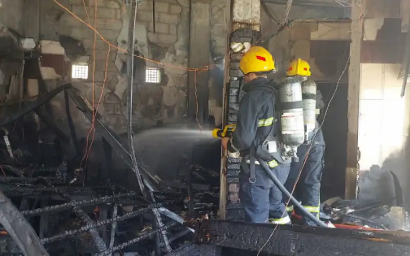 الدفاع المدني يتعامل مع حريق محل