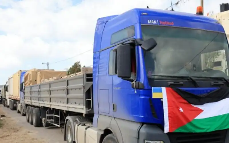 وصول 45 شاحنة مساعدات سيرها الأردن