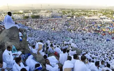 حجاج بيت الله الحرام تلهج ألسنتهم