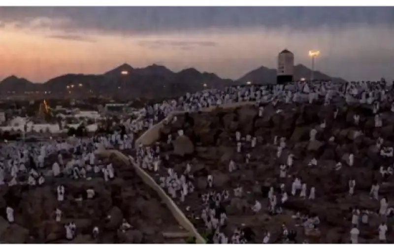 الحجاج ينهون ركن الحج الأعظم في