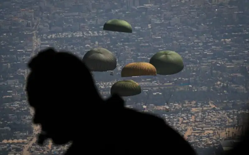 تشمل ملابس وحلوى بمناسبة العيد ..