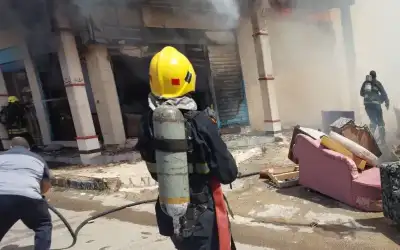 الدفاع المدني يتعامل مع حريق محل