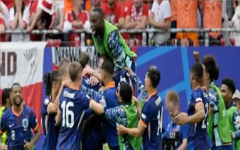 هولندا تقلب الطاولة على بولندا بفوز