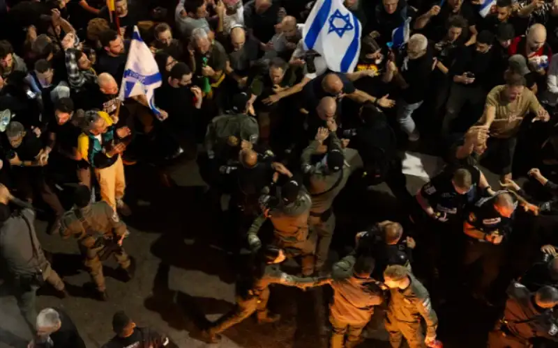 آلاف الإسرائيليين يتظاهرون عند مبنى الكنيست