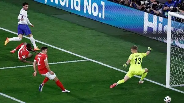 فرنسا تبدأ يورو 2024 بفوز بنيران