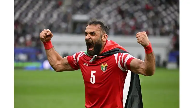 العروض الاحترافية تنهال على نجمي النشامى