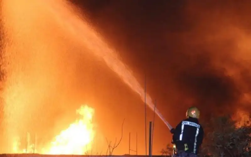 اخماد حريق امتد لنحو 100 دونم