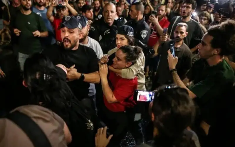 فض مظاهرة إسرائيلية ضد الحكومة ونتنياهو