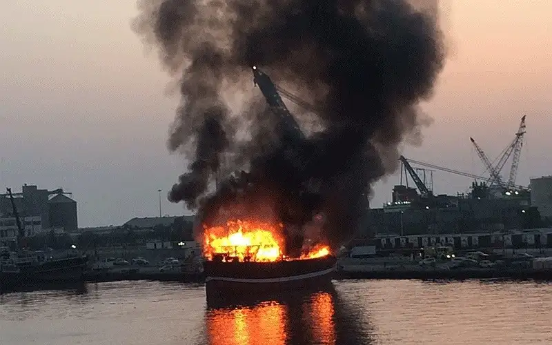 اخماد حريق شب في قارب بالعقبة