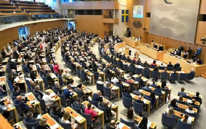 بعد قرنين من عدم الانحياز.. برلمان