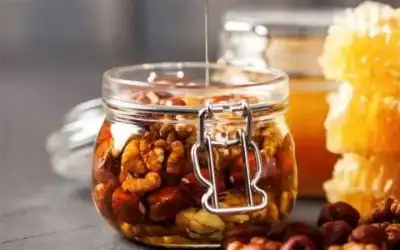 العسل والمكسرات.. خليط سحري لتعزيز قوة
