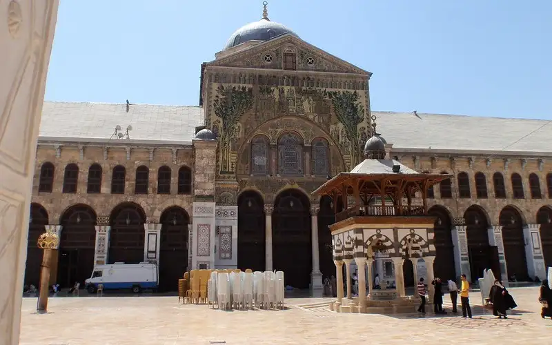 بينها منع الزوار الإيرانيين من إقامة