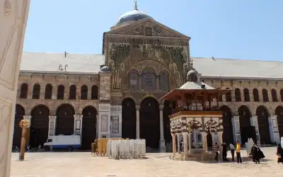 بينها منع الزوار الإيرانيين من إقامة