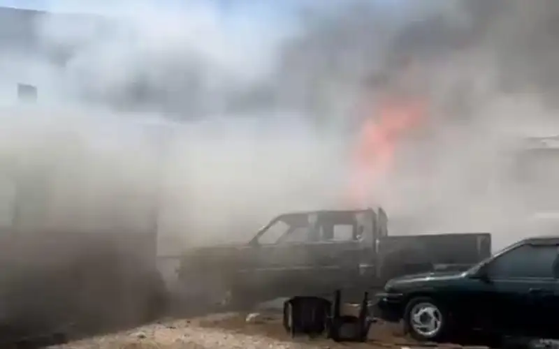 إخماد حريق ساحة خارجية لإصطفاف الآليات