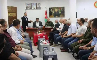 محافظ نابلس وأعيان المدينة يزورون المستشفى