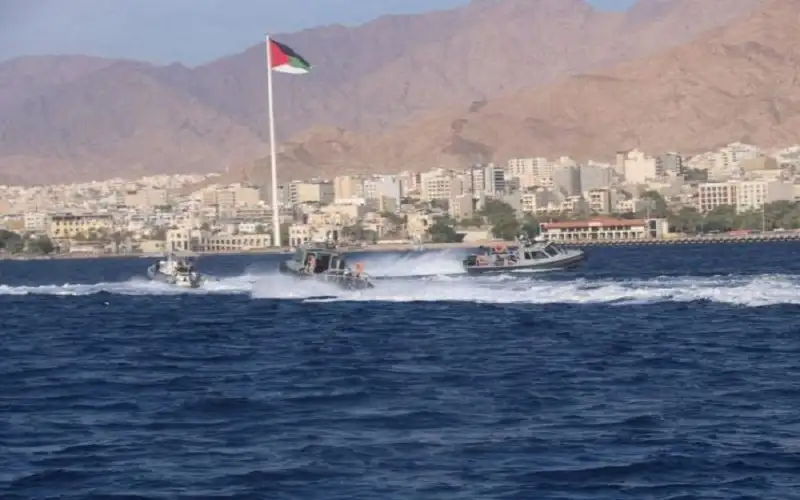 إنقاذ 3 أشخاص غرقت بدالتهم المائية