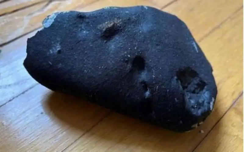 بسبب جسم سقط من الفضاء ..