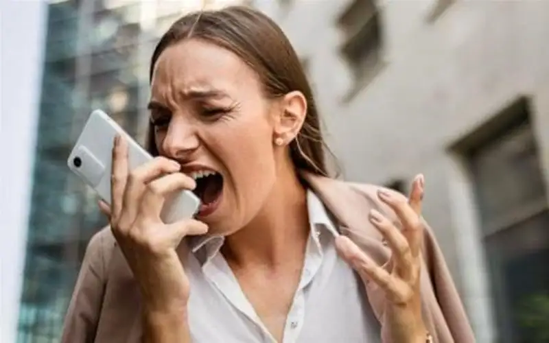 تطبيق يحول الصراخ على الهاتف إلى